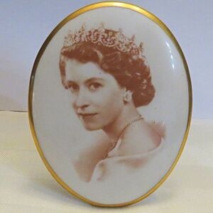 Queen Elizabeth 2 II Coronation Portrait Cameo Fine Bone China Tuscan